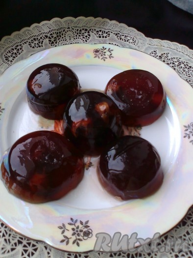 Перед подачей достать формочки с застывшим желе из холодильника и оставить при комнатной температуре, чтобы масло слегка подтаяло. Аккуратно извлечь желе из формочек, отделяя ножом от стенок формы. Если желе плохо отстает от стенок формочек, то можно опустить их в горячую воду на несколько секунд, а затем уже перевернуть желе на тарелку. Затем можно выложить желе на сервировочную тарелку.
