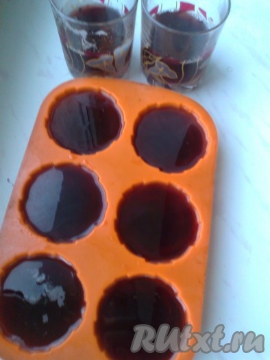 На основе приготовленного напитка готовим желе. В процеженный чай нужно добавить сахар, ванильный сахар и замоченный желатин, довести до кипения, помешивая, но не кипятить. Сахар можно добавлять по вкусу, так как отвар имеет очень кислый вкус. Хорошо перемешать (до полного растворения сахара и желатина).&nbsp; Массу остудить. Формочки для желе смазать очень тонким слоем сливочного масла. Разлить напиток в формочки и поставить их в холодильник для застывания.
