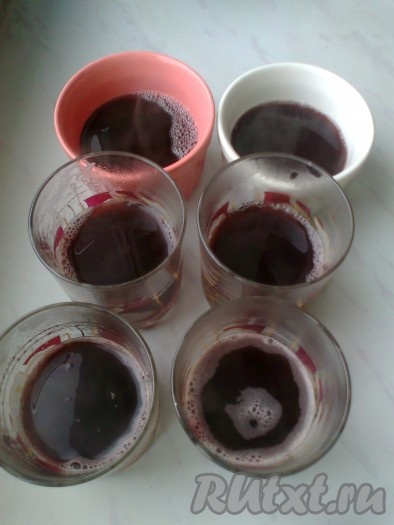 Разлить напиток в формочки и поставить их в холодильник для застывания.