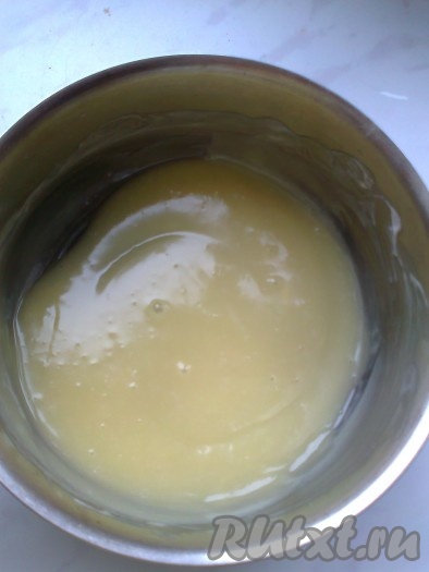 Готовое желе можно украсить глазурью из белого шоколада. Для этого в небольшой кастрюльке надо соединить сметану, масло, сахар, довести до кипения, добавить кусочки шоколада, снять с огня и помешивать до растворения шоколада.