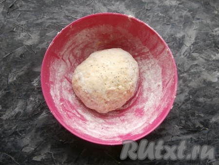 Замесить достаточно мягкое, чуть липкое тесто.
