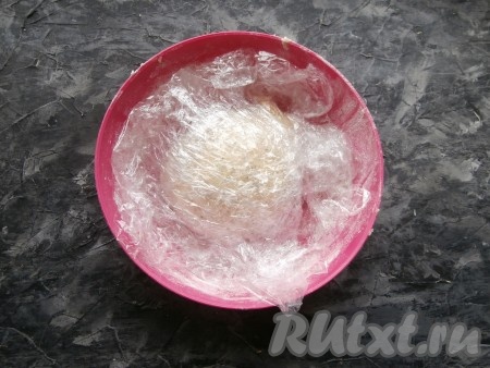 Накрыть тесто целлофаном, оставить на 10 минут.