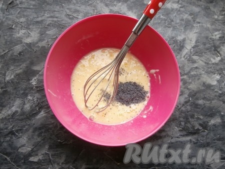 Всыпать чайную ложечку сухого мака.