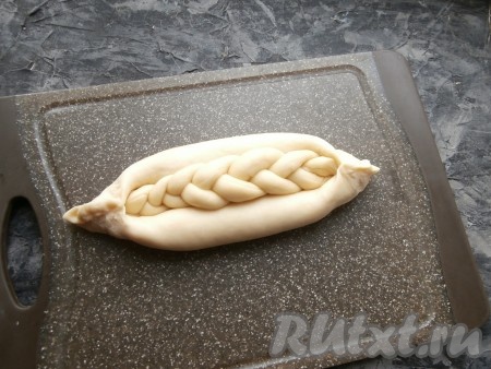 Края заготовок хорошенько защипнуть. Должны получиться как бы лодочки, похожие по формовке на аджарские хачапури.
