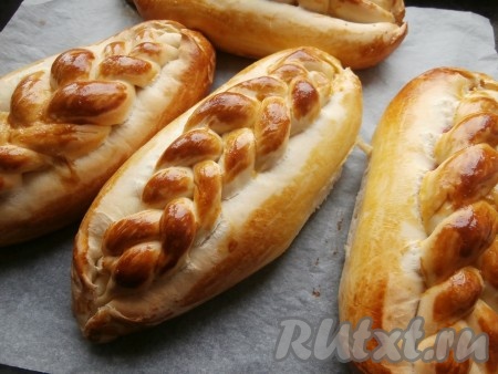 Выпекать булочки в разогретой духовке при температуре 180 градусов около 30-35 минут.
