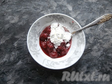 Подготовить варенье. Если оно жидковато, добавить крахмал и перемешать.
