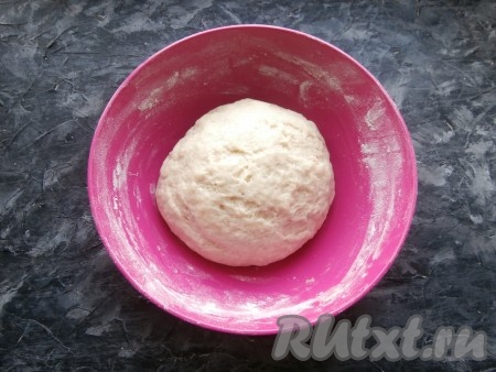 Замесить мягкое, но достаточно плотное, совсем не липнущее тесто, которое прикрыть плёнкой и оставить в тепле на 45-60 минут.
