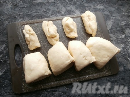 Тесто разделить на 4 части, от каждой из четырёх частей отрезать маленькие кусочки, приблизительно, по 70-75 грамм.
