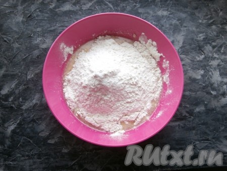 Хорошенько перемешать венчиком, всыпать просеянную муку. Муку всыпать частями, так как её может понадобится чуть больше или меньше.

