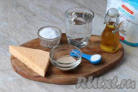 Подготовьте ингредиенты для приготовления сырного хлеба в мультиварке.