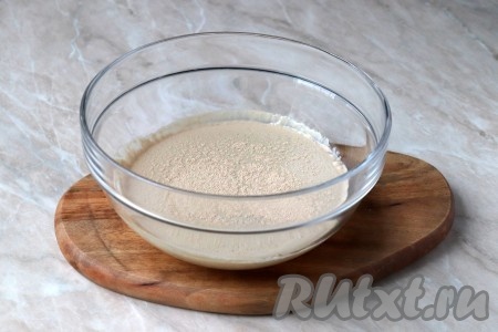 В достаточно объёмную миску налейте тёплую воду (температура воды не должна быть больше 40 градусов), растворите в ней сахар, затем всыпьте дрожжи, перемешайте и оставьте опару минут на 15 (до появления пенной шапочки, которая свидетельствует о том, что дрожжи запустились).