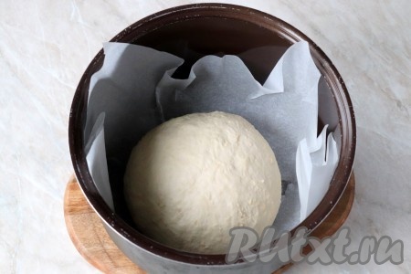 В чашу мультиварки, застеленную пергаментом, выложите тесто, крышку мультиварки закройте. Оставьте тесто для подхода, примерно, на 1 час.&nbsp;
