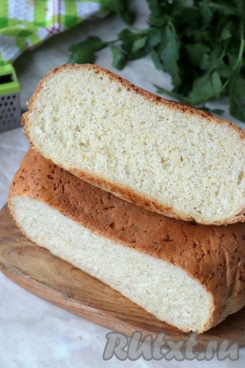 Сырный хлеб, приготовленный в мультиварке, получается высоким, ароматным и очень вкусным. На стол подавайте его в остывшем виде, нарезав на ломтики. 