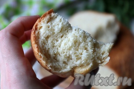 Внутри сырный хлебушек получается пористым, мягким. Он совершенно не крошится при нарезании. Испеките этот хлеб в мультиварке и насладитесь его приятным вкусом и ароматом!