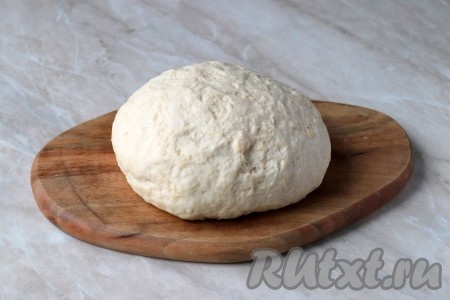 Замесите эластичное тесто, не липнущее к рукам. Вымешивать его нужно не менее 10 минут, по возможности, лишнюю муку не добавляйте, лучше ладони смочите растительным маслом. Округлите замешанное тесто.
