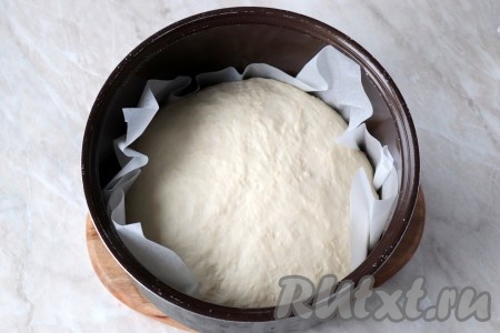 По истечении часа тесто увеличится в объёме в несколько раз. На дисплее выберите функцию "Выпечка", а после этого, закрыв крышку мультиварки, нажмите кнопку "Старт". Выпекайте сырный хлеб в течение 60 минут (до звукового сигнала). 