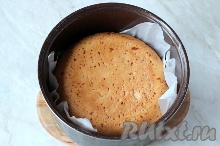 Когда раздастся звуковой сигнал, аккуратно переверните хлебушек дном вверх и активируйте ещё раз функцию "Выпечка". Только теперь нам понадобится всего лишь 30 минут. 