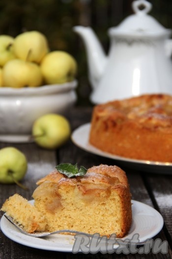 Готовую выпечку слегка остудить и достать из формы. Нарезать на кусочки и подать к столу. Посмотрите, какой воздушный пирог с карамелизированными яблоками в разрезе.