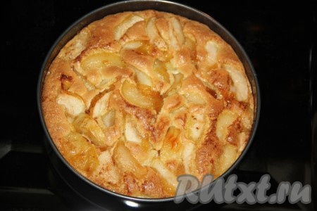 Выпекать пирог с карамелизированными яблоками в разогретой духовке при температуре 200 градусов, примерно, 35-40 минут. Готовность проверить сухой шпажкой (если при прокалывании теста шпажка по-прежнему будет сухой, значит пирог готов и пришло время доставать его из духовки).