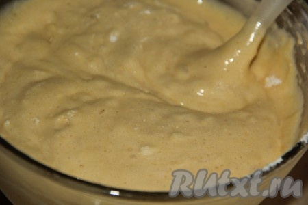 Перемешать тесто лопаткой аккуратными движениями сверху вниз. Тесто должно получиться очень воздушным.
