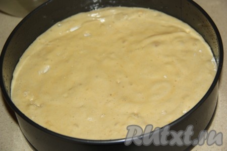 В разъёмную форму (у меня форма диаметром 25 см) выложить тесто. Я предварительно слегка смазала форму растительным маслом.
