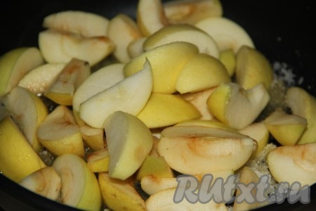 Затем в получившийся сироп выложить дольки яблок.