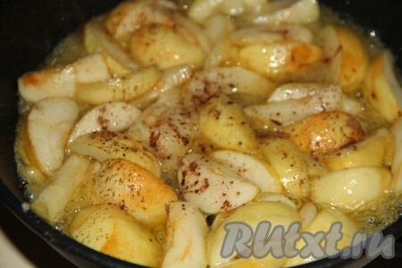 Яблочки должны сохранить свою форму. В конце добавить корицу, перемешать и снять с огня. Слегка остудить карамелизированные яблоки.
