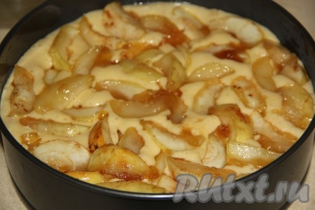 Аккуратно выложить тёплые яблоки поверх теста.
