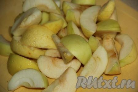 Каждое яблоко разрезать на 8 долек, кожуру не срезать, семенную коробочку убрать.