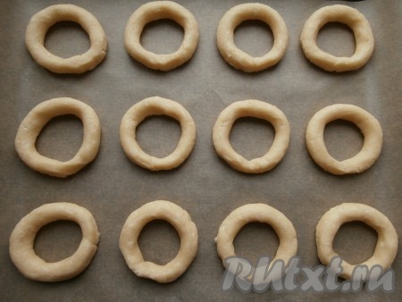Получившиеся колечки поместить на противень, застеленный пергаментом.

