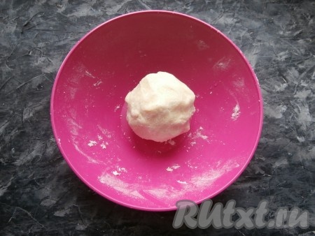 Теперь нужно тщательно перетереть получившуюся массу руками и собрать песочное тесто в ком, завернуть его в целлофан и отправить в холодильник на 30 минут.
