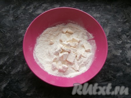 Добавить холодное сливочное масло, нарезав его небольшими кубиками.
