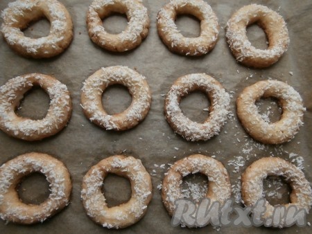 Сверху посыпать песочное печенье кокосовой стружкой.
