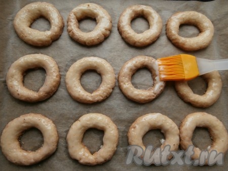 Печенье немного остудить и, пока оно тёплое, смазать сгущённым молоком.
