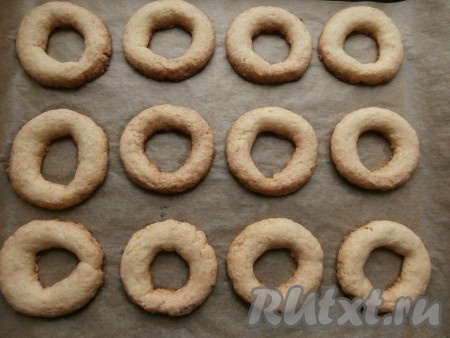 Выпекать печенье в разогретой духовке при температуре 180-190 градусов 15-20 минут.
