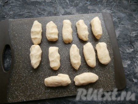 По прошествии времени разделить песочное тесто на 12 частей и, разминая каждую часть в тёплых руках, сформировать кусочки в виде пальчиков.
