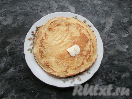 Готовые горячие апельсиновые блинчики смазывать сливочным маслом.
