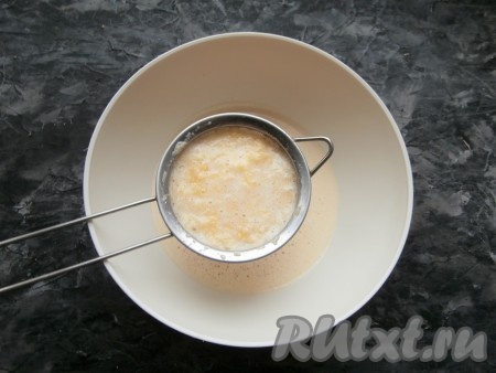 Измельчить содержимое чаши блендером до состояния кашицы, которую далее следует протереть через ситечко. Оставшийся жмых выбросить.
