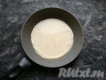 Смазав разогретую сковороду перед жаркой первого блина растительным маслом (перед выпечкой последующих блинчиков можно сковороду не смазывать маслом), налить в неё несколько столовых ложек блинного теста, равномерно распределяя его по дну сковороды.
