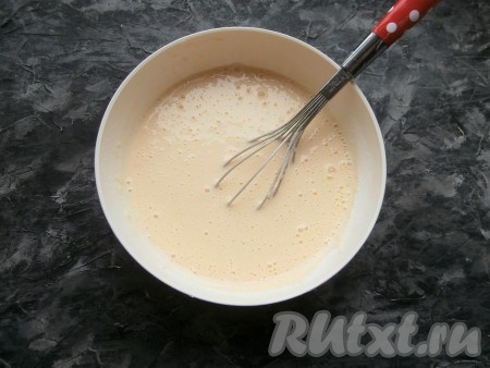 Перемешать венчиком, замешивая тесто для апельсиновых блинчиков. Оно будет не слишком жидким, но и не густым.
