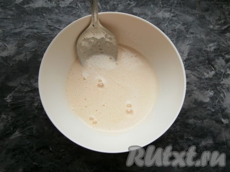 В жидкую однородную смесь всыпать соду, влить молоко, перемешать.