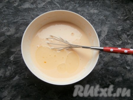 Влить растительное масло, тесто перемешать и оставить его на 15 минут.
