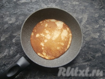 Жарить блин на огне не выше среднего (быстро зарумяниваются) с двух сторон до красивого золотистого цвета. Аналогично пожарить все блины.
