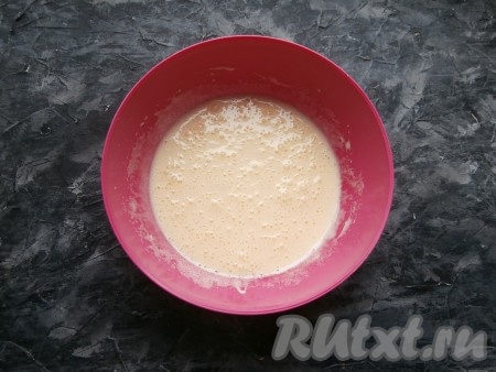 Взбить содержимое миски венчиком до растворения сахара, влить растопленное сливочное масло.
