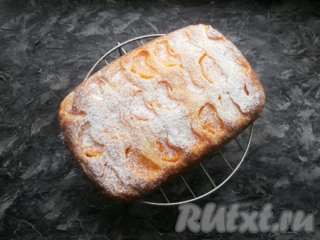 Посыпать выпечку сахарной пудрой.
