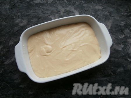 Залить мандарины подготовленным тестом, разровнять его.