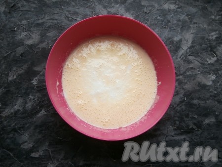 Сюда же добавить и кефир с содой, перемешать.
