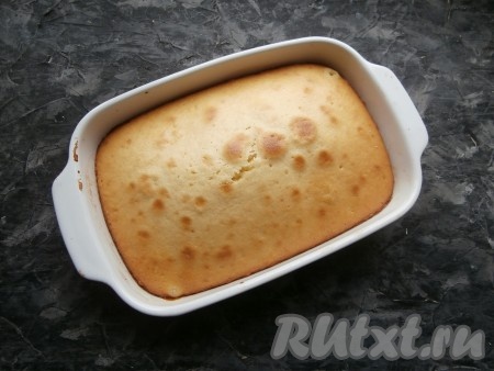 Выпекать заливной пирог с мандаринами в разогретой до 180 градусов духовке 25-30 минут (до румяности теста).
