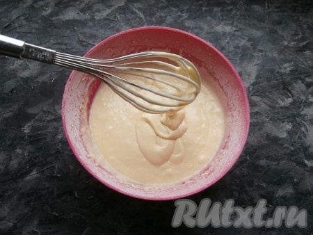 Всыпать муку и замесить венчиком тесто, медленно стекающее с венчика (как на фото), похожее на негустую сметану.
