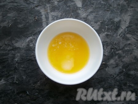 Сливочное масло растопить и остудить до тёплого состояния.
